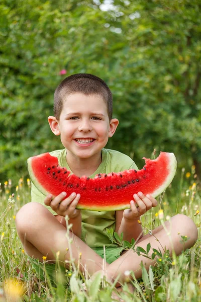 Niño con sandía —  Fotos de Stock