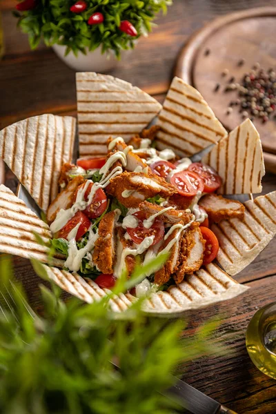 Ensalada Verde Fresca Con Pechuga Pollo Tomate Servido Con Tortilla — Foto de Stock