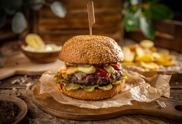 美味的烤汉堡包快餐和垃圾食品概念 — 图库照片