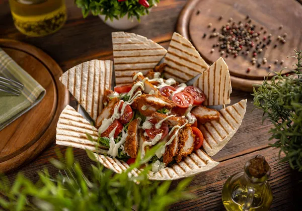 Grüner Salat Mit Panierter Hühnerbrust Konzept Für Gesunde Ernährung — Stockfoto