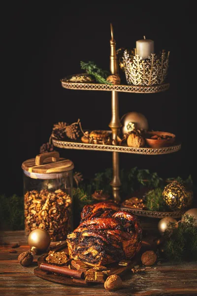 Pan Esponjoso Dulce Con Chocolate Arremolinado Durante Las Vacaciones Navidad —  Fotos de Stock