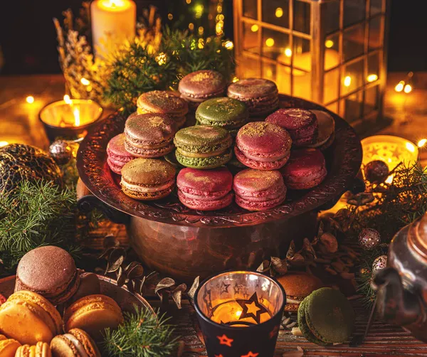 Gourmet Dessert Aus Französischen Macarons Vor Festlichem Weihnachtlichen Hintergrund — Stockfoto