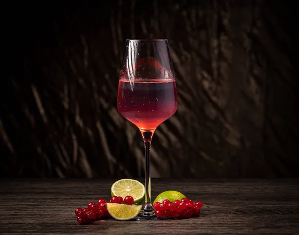 Bevanda Appetitosa Ribes Rosso Lime Sfondo Scuro — Foto Stock