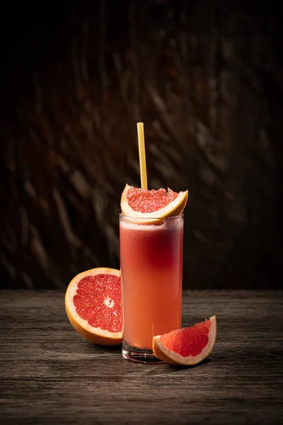 テーブルの上にグレープフルーツの新鮮なジュースを熟す 爽やかな夏のドリンクコンセプト — ストック写真