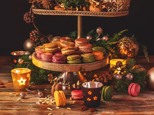 Soporte Tarta Madera Con Macarrones Sobre Fondo Navideño Festivo — Foto de Stock