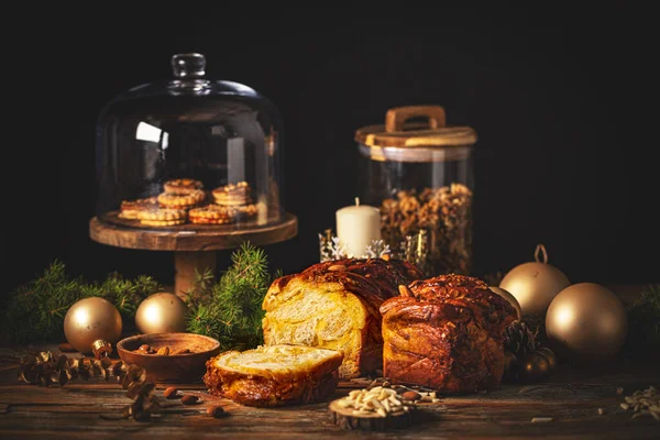 Savoureux Pain Levure Torsadée Doux Maison Noël Avec Vanille Sur Images De Stock Libres De Droits