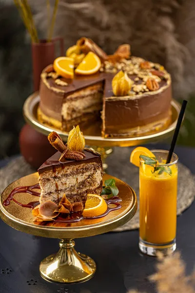 Bodegón Pastel Chocolate Rústico Con Crema Mantequilla Decorado Con Naranja —  Fotos de Stock
