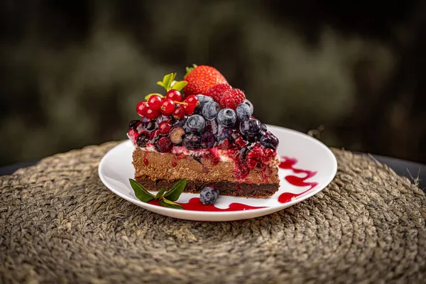 Portie Romige Fruitcake Chocoladetaart Met Zomerbessen — Stockfoto
