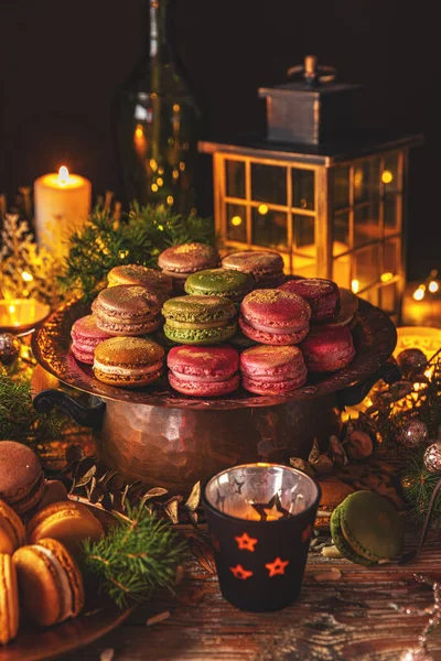 Dessert Macarons Français Aux Couleurs Pastel Sur Fond Noël Festif — Photo