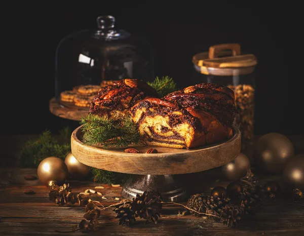 圣诞背景下的巧克力牛扒面包 — 图库照片