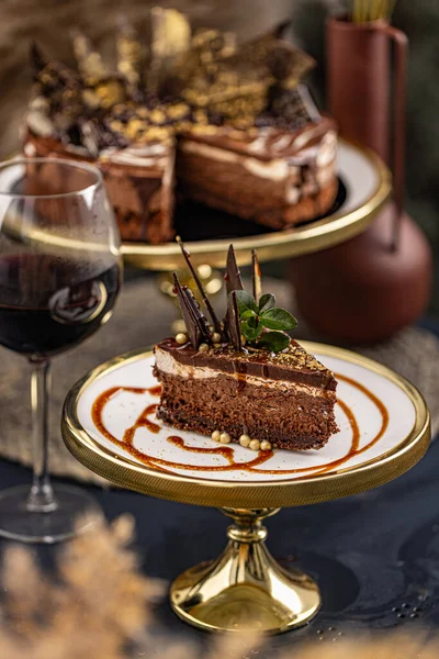 Cake Stand Met Plakje Lekkere Chocoladetaart — Stockfoto