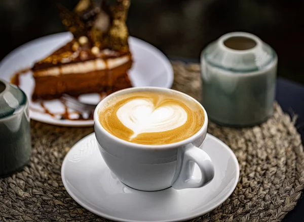 Koffie Latte Kunst Witte Beker Met Een Stuk Chocolade Taart — Stockfoto