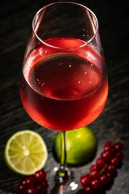 Frenk üzümü ve limonlu taze yaz kokteyli.