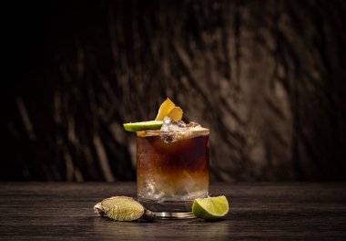 Kola, limon ve buzlu Küba libre kokteyli, soğuk uzun içecek veya limonata.