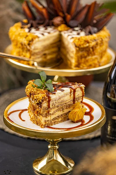 Snijd Van Cake Met Geplette Noten Karamel Topping — Stockfoto