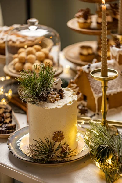 Mooie Kersttafel Taart Versierd Met Dennenbomen — Stockfoto
