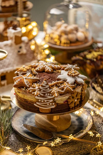 Bolo Gengibre Decorado Com Biscoitos Natal Temperados — Fotografia de Stock