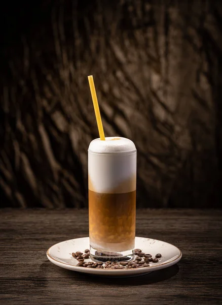 Kopje Koffie Helder Lang Glas Latte Met Ijs Stro — Stockfoto