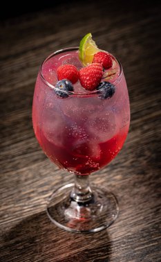 Ahududulu yaz içeceği ve köpüklü limon. 