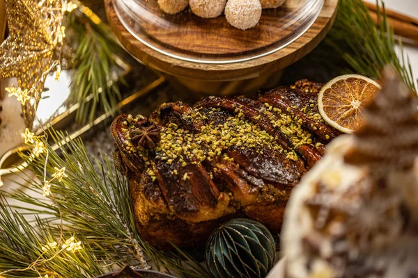 Sweet Pistachio Babka Festive Christmas Table — Stock Photo, Image