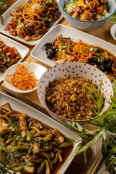 Meşhur Çin Yemekleri Masada Asya Tarzı Yemekler — Stok fotoğraf
