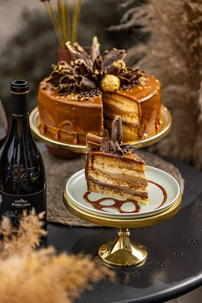 Torta Cioccolato Strati Con Crema Mascarpone Decorata Con Cioccolato Glassata — Foto Stock