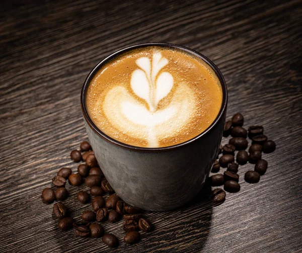 Tahta Masada Bir Fincan Sıcak Latte Sanat Kahvesi — Stok fotoğraf