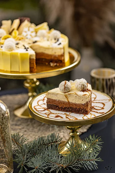 Pezzo Deliziosa Torta Mousse Cioccolato Tre Strati Decorata Con Palla — Foto Stock