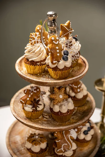 圣诞姜饼杯蛋糕 蛋糕架上有奶油香料糖霜 — 图库照片