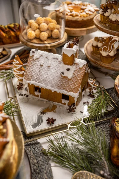 Noel Ruh Hali Masasında Duran Küçük Zencefilli Kurabiye Evi — Stok fotoğraf