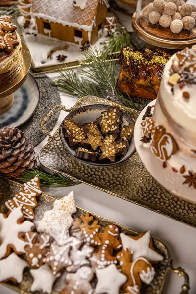 テーブルの上に並べ替えクリスマスの休日のデザートとお菓子 — ストック写真