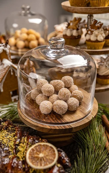 Bolas Chocolate Galletas Con Flacks Coco Concepto Snacks Dulces Navidad — Foto de Stock
