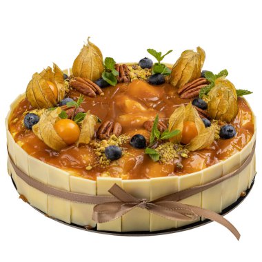 Beyaz fındıklı beyaz çikolatalı pasta.