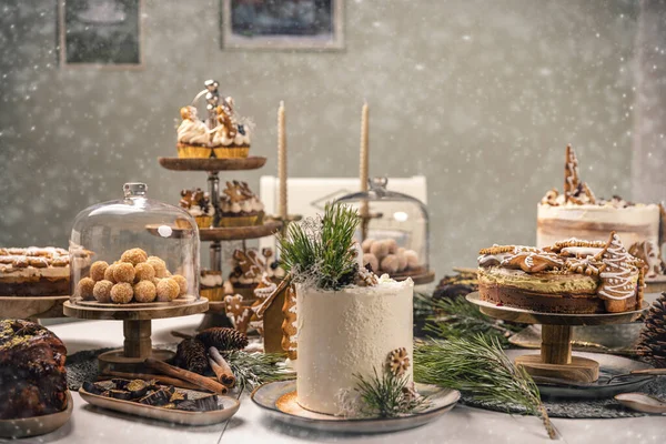 Stijlvolle Snoeptafel Met Diverse Kerstdesserts Peperkoek Kokosballen Cupcakes Babka — Stockfoto