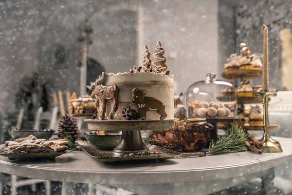 ケーキスタンドにジンジャーブレッドクッキーで飾られたクリスマスケーキ クリスマス休暇甘いテーブルの静かな生活 — ストック写真