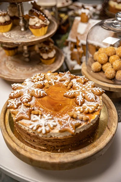 Deliziosa Torta Natale Decorata Con Biscotti Pan Zenzero Sul Tavolo — Foto Stock