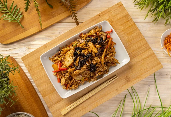 Platte Lay Van Japanse Gemengde Rijst Met Kippenborststrepen Oorhoutchampignons Bamboescheuten — Stockfoto