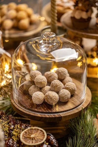 Bolas Chocolate Galletas Con Bandejas Coco Concepto Bocadillos Dulces —  Fotos de Stock