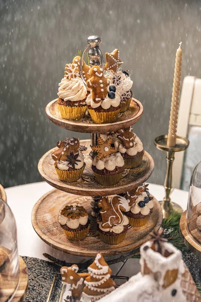美味的姜饼杯蛋糕 装饰有肉桂 圣诞饼干和雪花飞溅 — 图库照片
