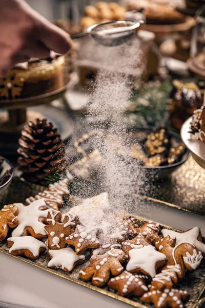 Mano Espolvorea Azúcar Helada Galletas Jengibre Navidad Concepto Cookies Tiempo — Foto de Stock