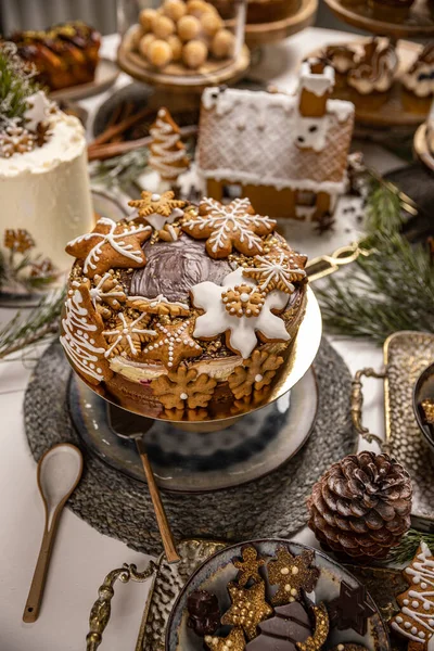 圣诞姜饼放在蛋糕架上 圣诞甜蜜的概念 — 图库照片