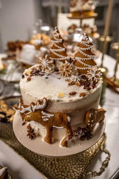 Weihnachtskuchen Dekoriert Mit Lebkuchen Kuchenstand Weihnachtliches Süßtischkonzept — Stockfoto