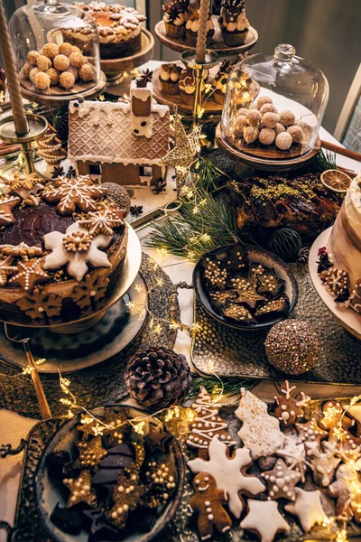 Dolci Dolci Natalizi Assortiti Sulla Tavola Festiva — Foto Stock