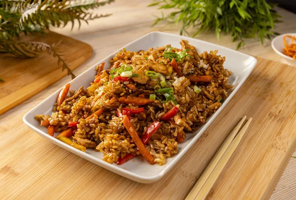 Arroz Szechuan Con Pimientos Cebolla Pechugas Pollo — Foto de Stock