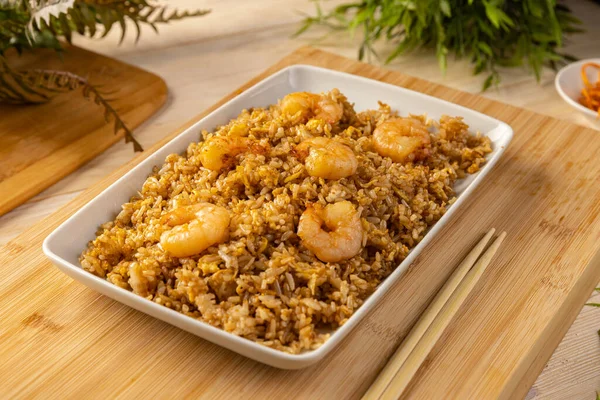 Fried Rice Shrimp White Dish Bamboo Board Foto Stock