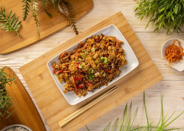 Çan biberli, soğanlı ve tavuk göğüslü Szechuan pilav tabağı..