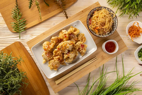 Japanese Marinated Deep Fried Chicken Cubes Noodles — стокове фото