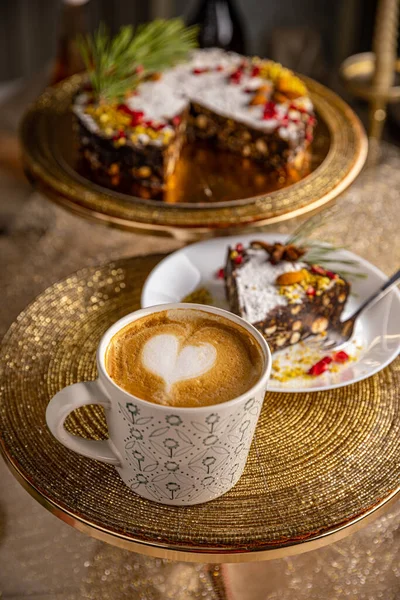 Taza Café Con Leche Servida Con Pastel Chocolate Vegano Crudo —  Fotos de Stock