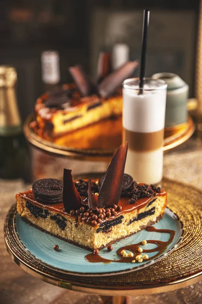 초콜릿 쿠키와 비스킷을 곁들인 케이크 소금을 카라멜 — 스톡 사진