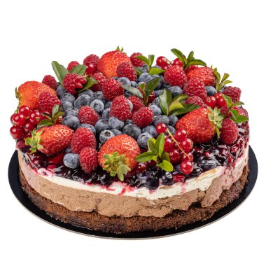 Beyaz arka planda izole edilmiş taze böğürtlenli katmanlı pasta.